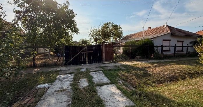 Casă confortabilă din lut și cărămidă de vânzare