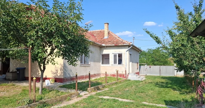 Casã de vânzare în Hencida  la 21 de km de Vama Bors